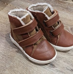 UGG High top toddler boys sz 7